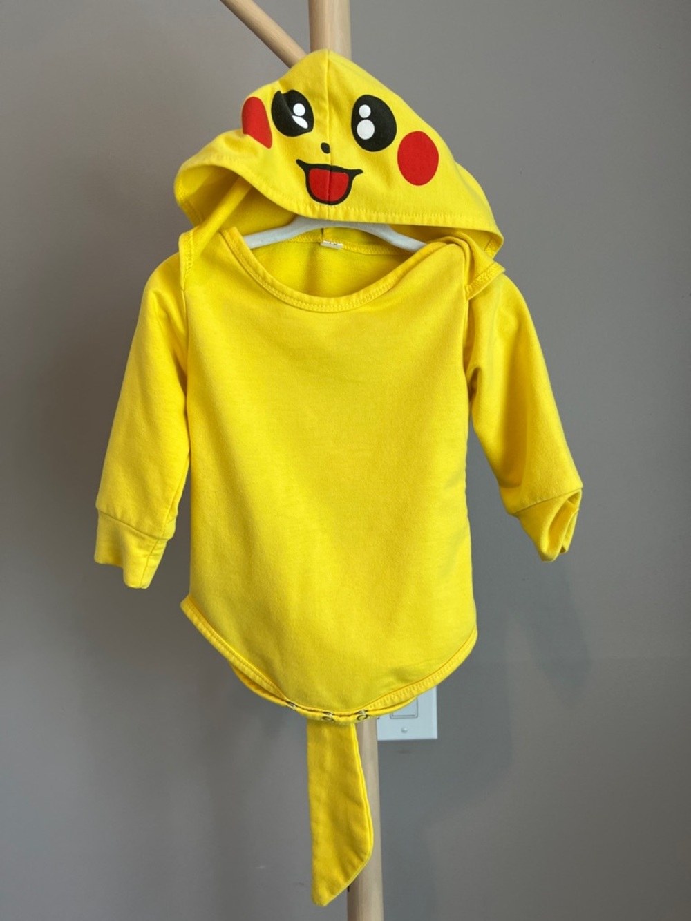 ⭐️⭐️PICK 5 / $20 Yellow Pikachu-Inspired Hooded Baby Onesie Size 70 3-6 Months